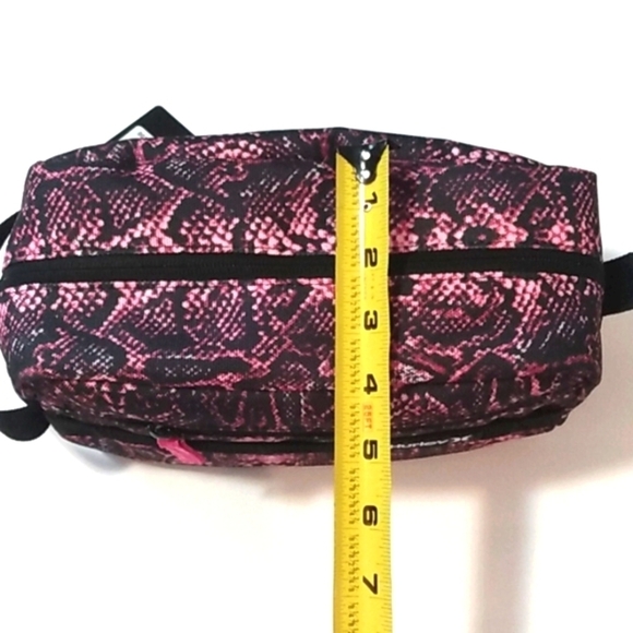 HURLEY PINK BLACK SNAKE PRINT TRAVEL BAG CARRY ALL TOTE SIZE OS NWT - Picture 7 of 8